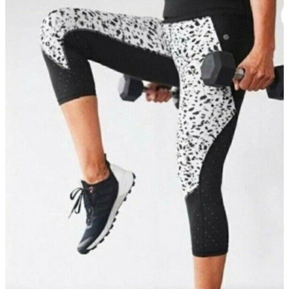 Athleta Stealth Black White Trucool Sculptek Perforated Crop Capri Legging SP - Picture 2 of 16